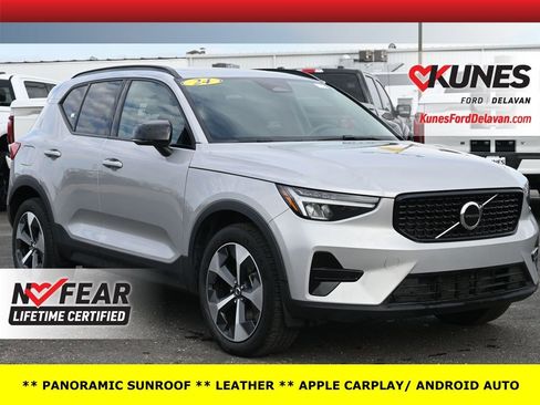 Used 2024 Volvo XC40 B5 Core image 1