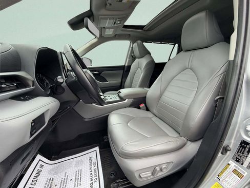 Used 2021 Toyota Highlander XLE AWD/4WD image 14