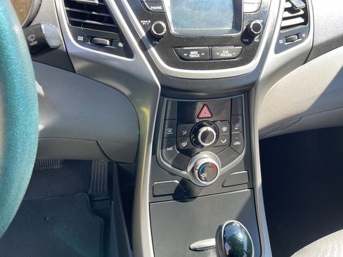 Used 2015 Hyundai Elantra SE w/ Option Group 02 FWD image 9