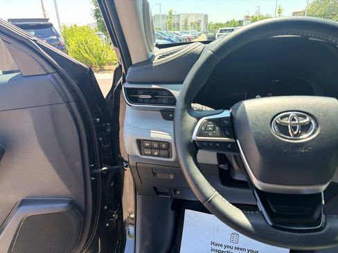 Used 2025 Toyota Highlander Platinum AWD/4WD image 28