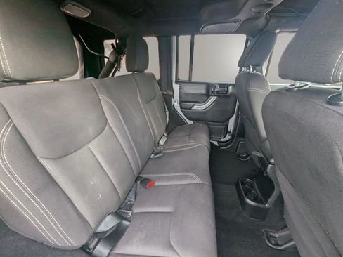 Used 2015 Jeep Wrangler Unlimited Sahara w/ Connectivity Group AWD/4WD image 15