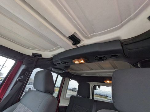 Used 2012 Jeep Wrangler Unlimited Sahara image 20