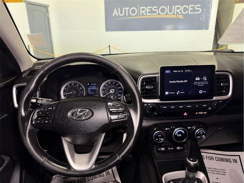 Used 2022 Hyundai Venue SEL image 40