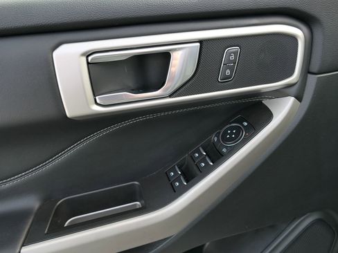 Used 2024 Ford Explorer XLT w/ Equipment Group 202A AWD/4WD image 18