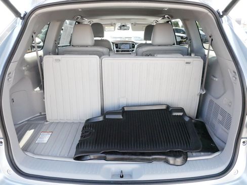 Used 2019 Toyota Highlander XLE AWD/4WD image 18