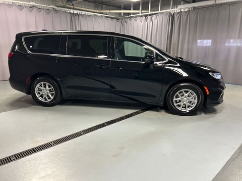 New 2026 Chrysler Pacifica Select image 8
