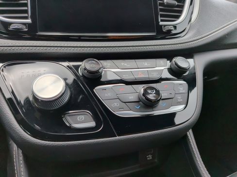 Used 2022 Chrysler Pacifica Limited w/ Uconnect Theater Family Group FWD image 20