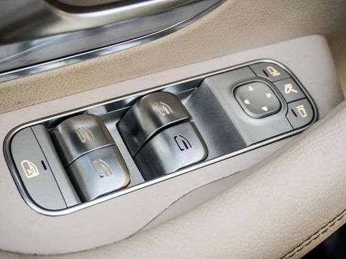 Used 2020 Mercedes-Benz GLE 350 w/ Premium Package image 17