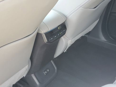 Used 2021 Toyota Highlander XLE AWD/4WD image 12