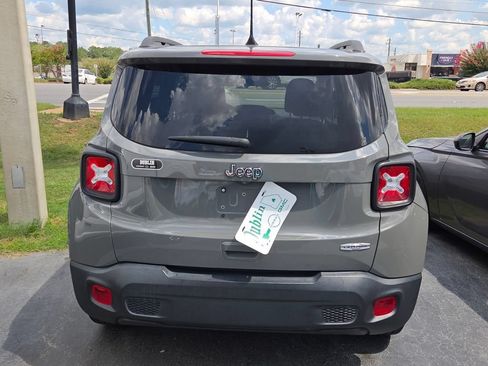 Used 2019 Jeep Renegade Latitude FWD image 11