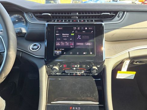 New 2025 Jeep Grand Cherokee Altitude image 20