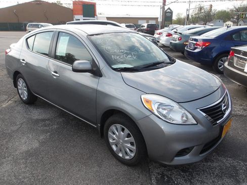 Used 2012 Nissan Versa SV image 1