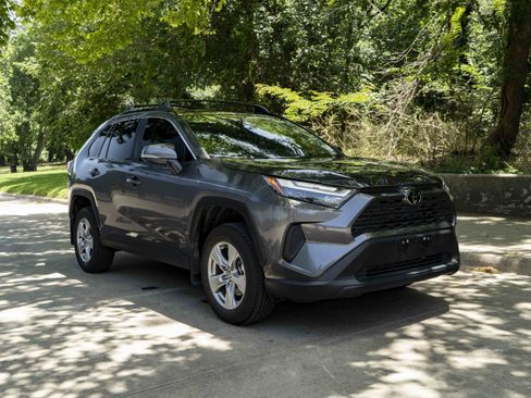 Used 2025 Toyota RAV4 XLE FWD image 2