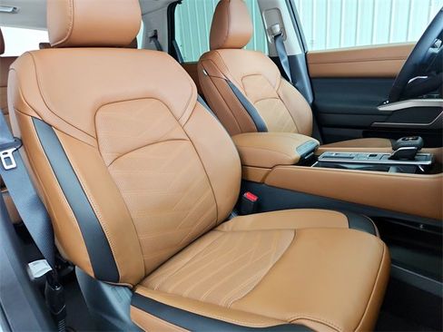 Used 2025 Nissan Pathfinder Platinum w/ Black Appearance Package image 47