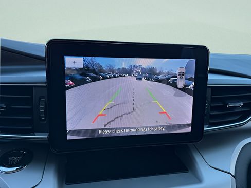 Used 2022 Ford Explorer XLT w/ Equipment Group 202A AWD/4WD image 11