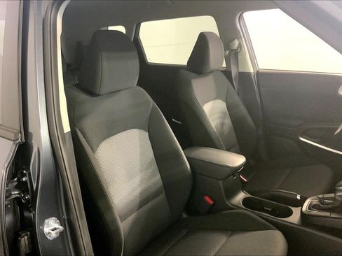 Used 2025 Kia Soul LX w/ LX Technology Package FWD image 7