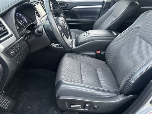 Used 2019 Toyota Highlander FWD V6 image 16