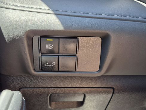 Used 2021 Toyota Highlander LE FWD image 29