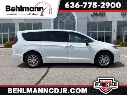 New 2025 Chrysler Pacifica Select
