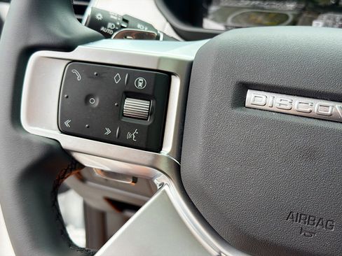 Used 2025 Land Rover Discovery Dynamic SE AWD/4WD image 39