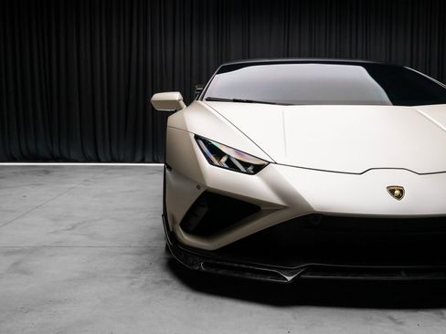 Used 2021 Lamborghini Huracan EVO RWD image 19