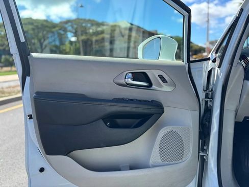 Used 2022 Chrysler Pacifica Touring-L w/ Uconnect Theater Family Group image 15