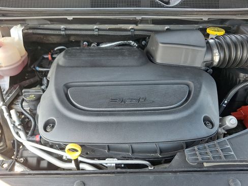 Used 2025 Chrysler Pacifica Limited FWD image 28