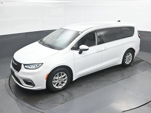 Used 2023 Chrysler Pacifica Touring-L FWD image 35