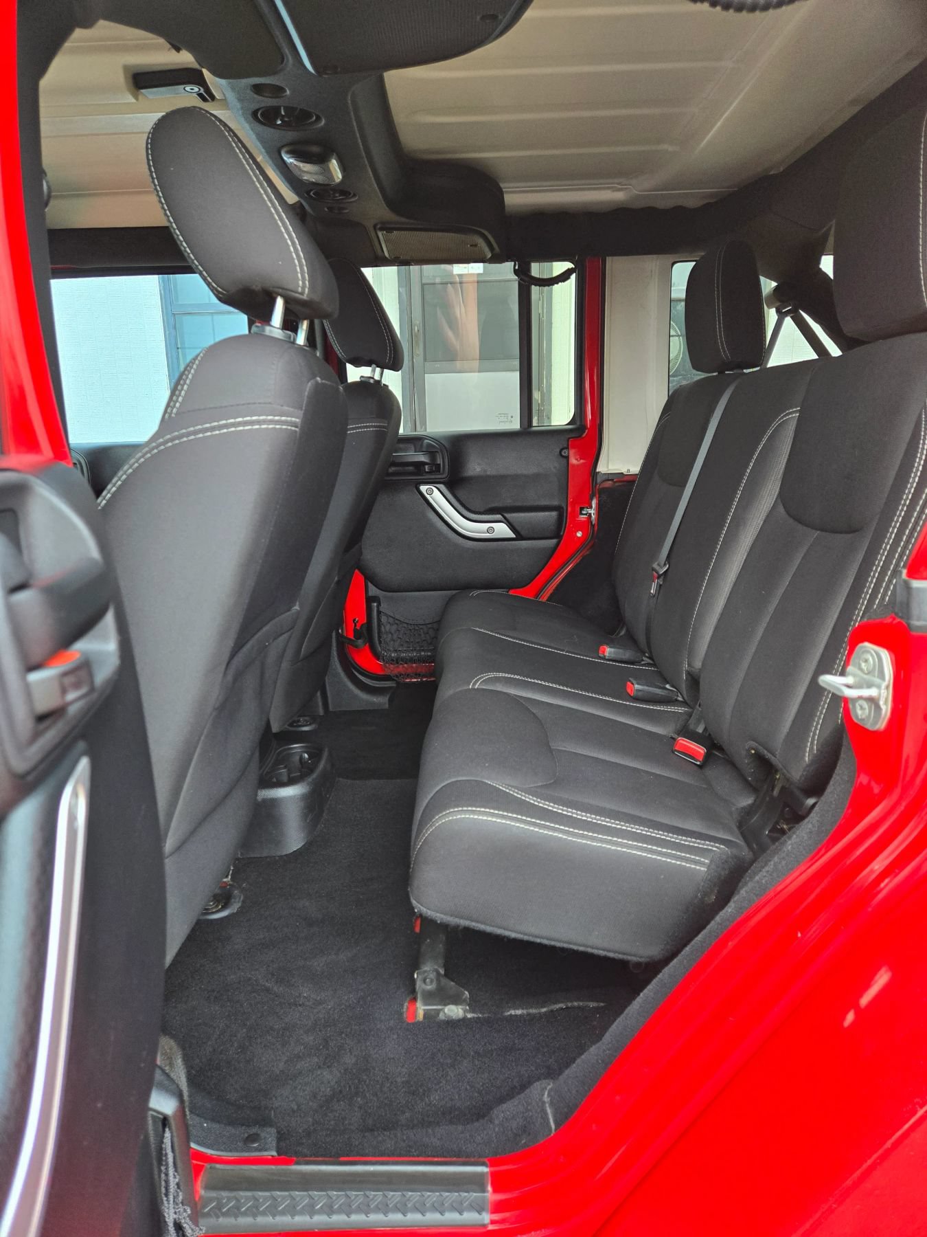 Used 2015 Jeep Wrangler Unlimited Rubicon w/ Connectivity Group AWD/4WD image 12