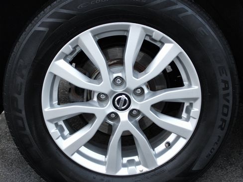 Used 2018 Nissan Rogue SV image 12