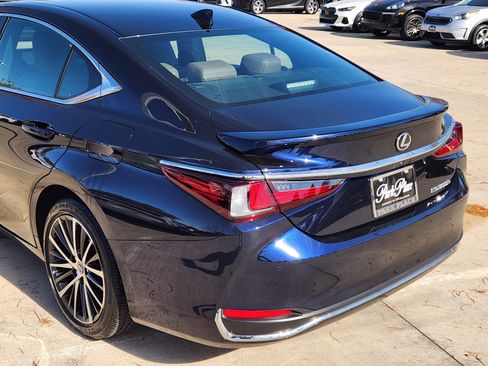 Used 2025 Lexus ES 300h w/ Premium Package image 11