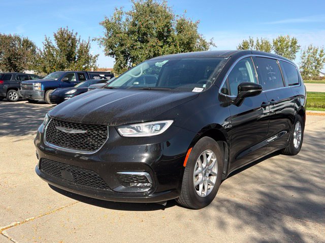 Used 2024 Chrysler Pacifica Touring-L FWD image 2