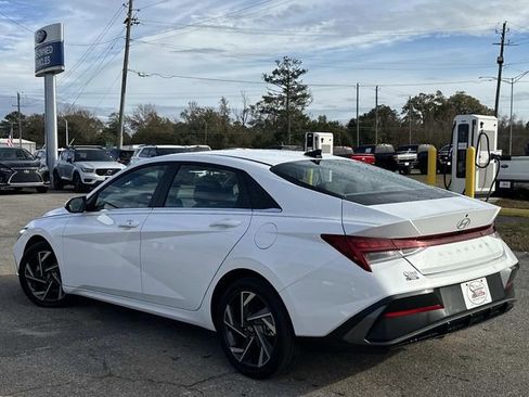 Used 2025 Hyundai Elantra SEL image 10