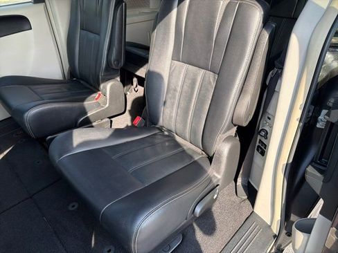 Used 2016 Chrysler Town & Country Touring w/ Driver Convenience Group FWD image 19