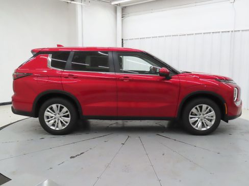 New 2026 Mitsubishi Outlander ES FWD image 2