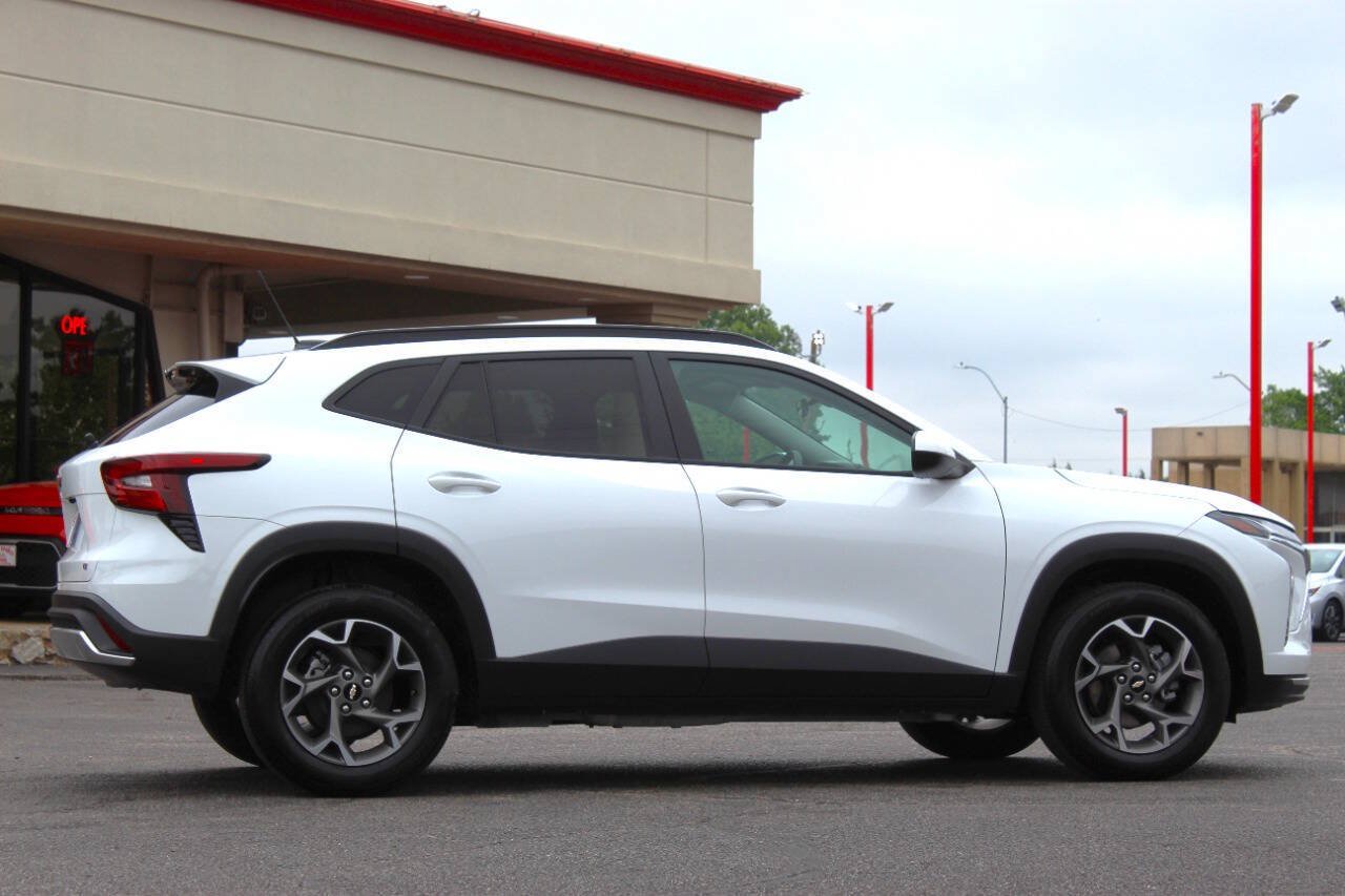 Used 2025 Chevrolet Trax LT FWD image 3