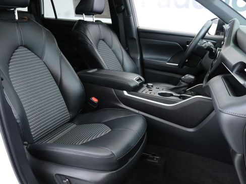 Used 2023 Toyota Highlander L image 29