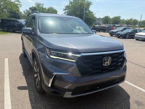 Used 2023 Honda Pilot Touring image 3