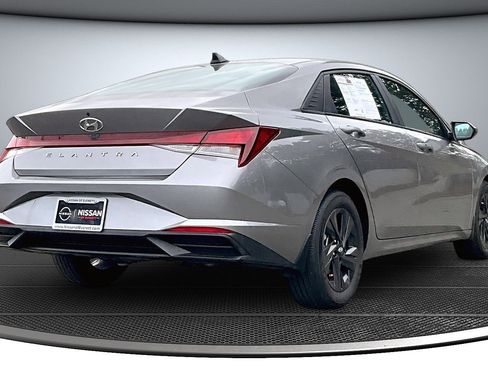 Used 2022 Hyundai Elantra SEL w/ Winter Weather Package FWD image 3