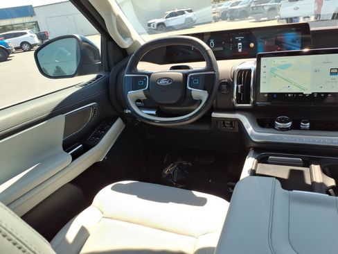 Used 2025 Ford Expedition Platinum w/ Driver's Package AWD/4WD image 10