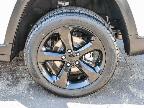 Used 2023 Jeep Grand Cherokee Limited w/ Black Appearance Package image 10