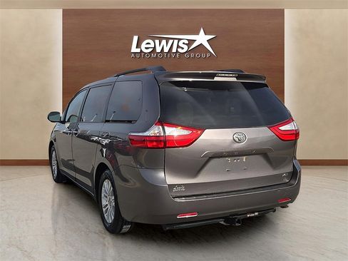 Used 2016 Toyota Sienna XLE image 3
