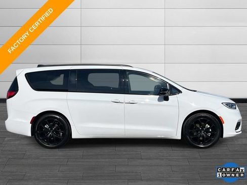 Certified 2025 Chrysler Pacifica Limited FWD image 3