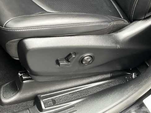 Used 2025 Chrysler Pacifica Select FWD image 10