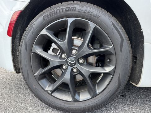 Used 2025 Chrysler Pacifica Limited FWD image 21
