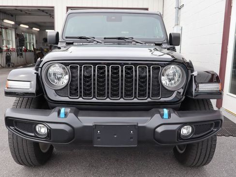 Used 2024 Jeep Wrangler Unlimited w/ Convenience Group AWD/4WD image 2