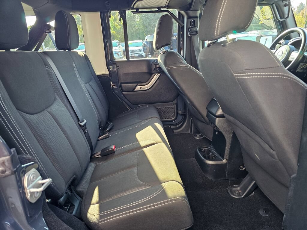 Used 2018 Jeep Wrangler Unlimited Sahara w/ Connectivity Group AWD/4WD image 14