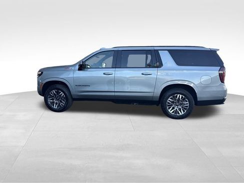 Used 2025 Chevrolet Suburban Z71 AWD/4WD image 2