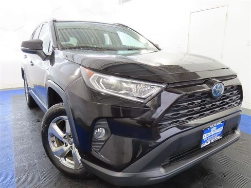 Used 2021 Toyota RAV4 XLE Premium image 2