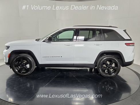 Used 2024 Jeep Grand Cherokee Limited w/ Luxury Tech Group II AWD/4WD image 3